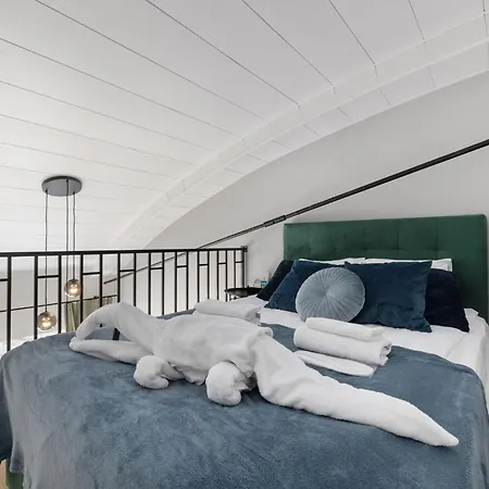 Bright Lofts Near Center Harbour *