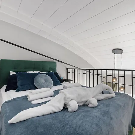 Bright Lofts Near Center Harbour