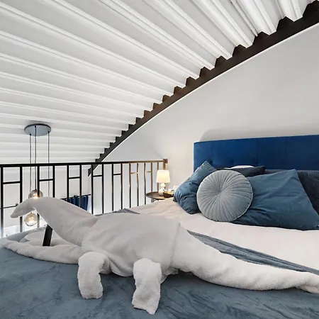 Bright Lofts Near Center Harbour Apartment