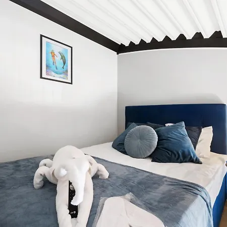 Bright Lofts Near Center Harbour Apartment *