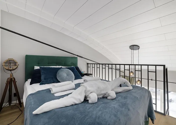 Bright Lofts Near Center Harbour