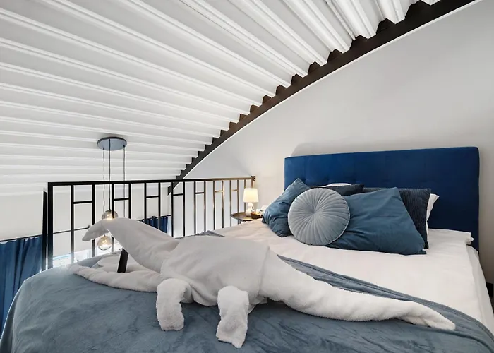 Bright Lofts Near Center Harbour Апартаменты