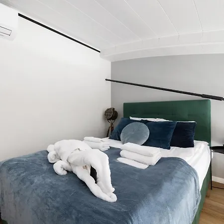 Bright Lofts Near Center Harbour Apartment *